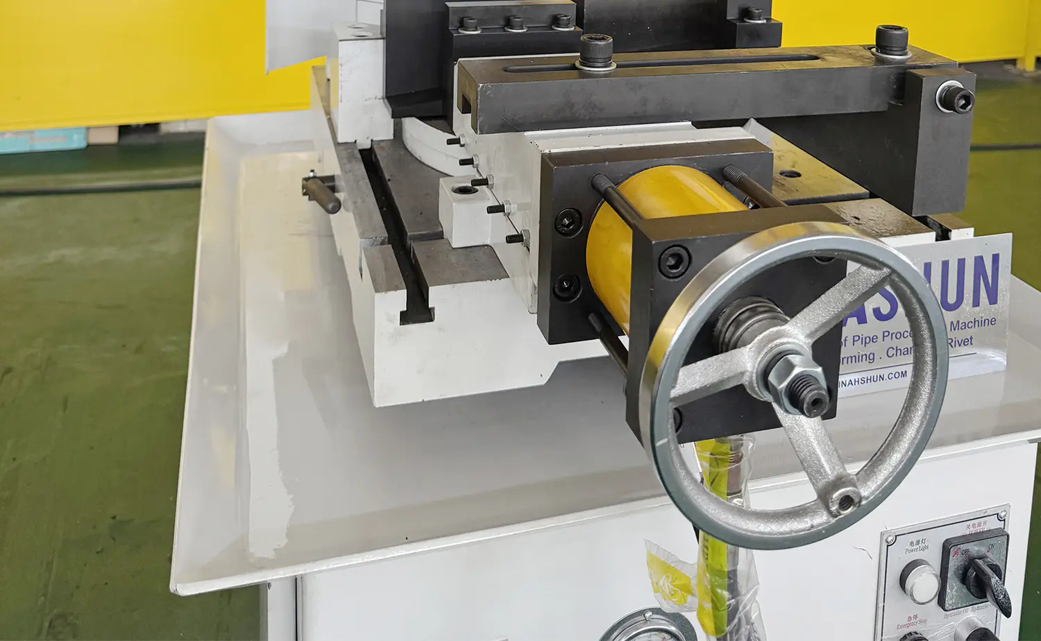 V Series Semi-Automatic Hydraulic Metal Circular Saw Machine V Series Semi-Automatic Hydraulic Metal Circular Saw Machine